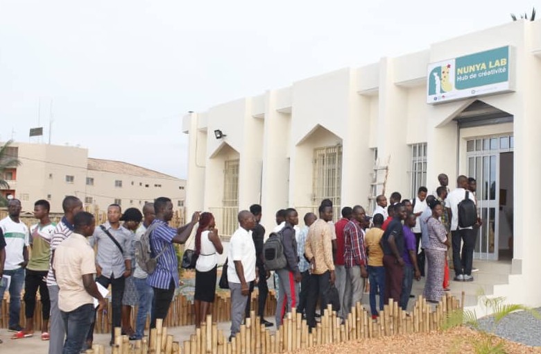 Coupure de ruban, NUNYALAB