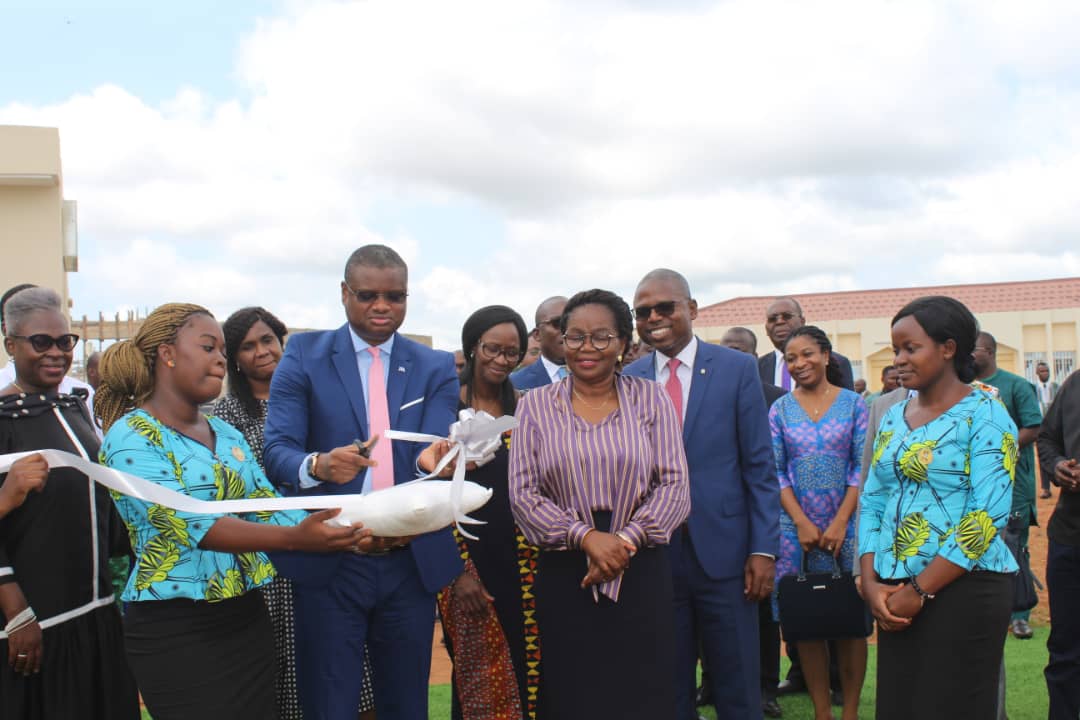 Coupure de ruban, inauguration NUNYALAB